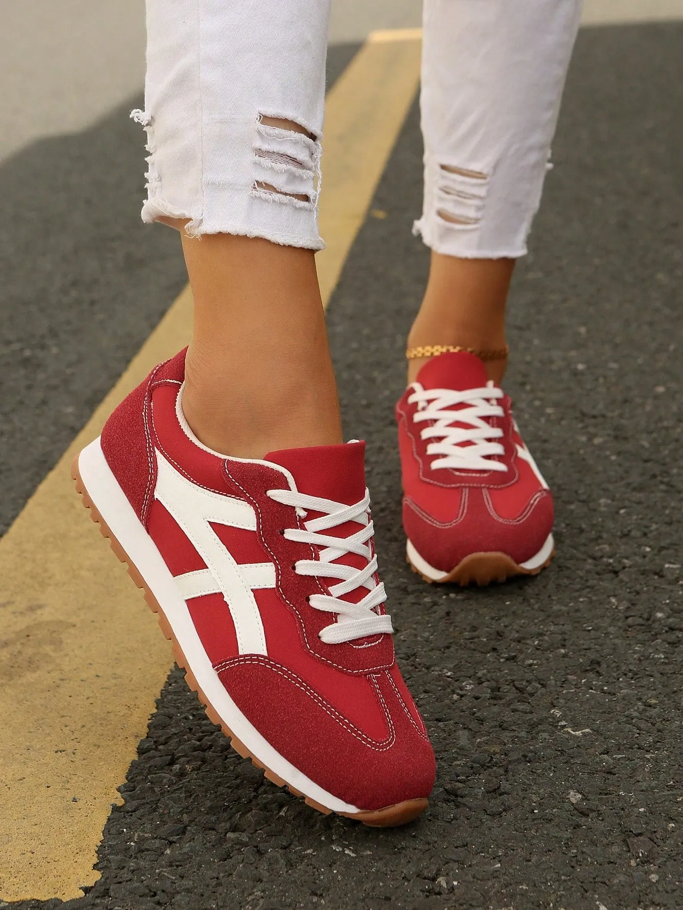 Women Plush Patchwork Lace-Up Front Thick Sports Shoes, New Lightweight Thick Sole Casual Sneakers,Outdoor Sports Style Student Shoes For Spring Autumn