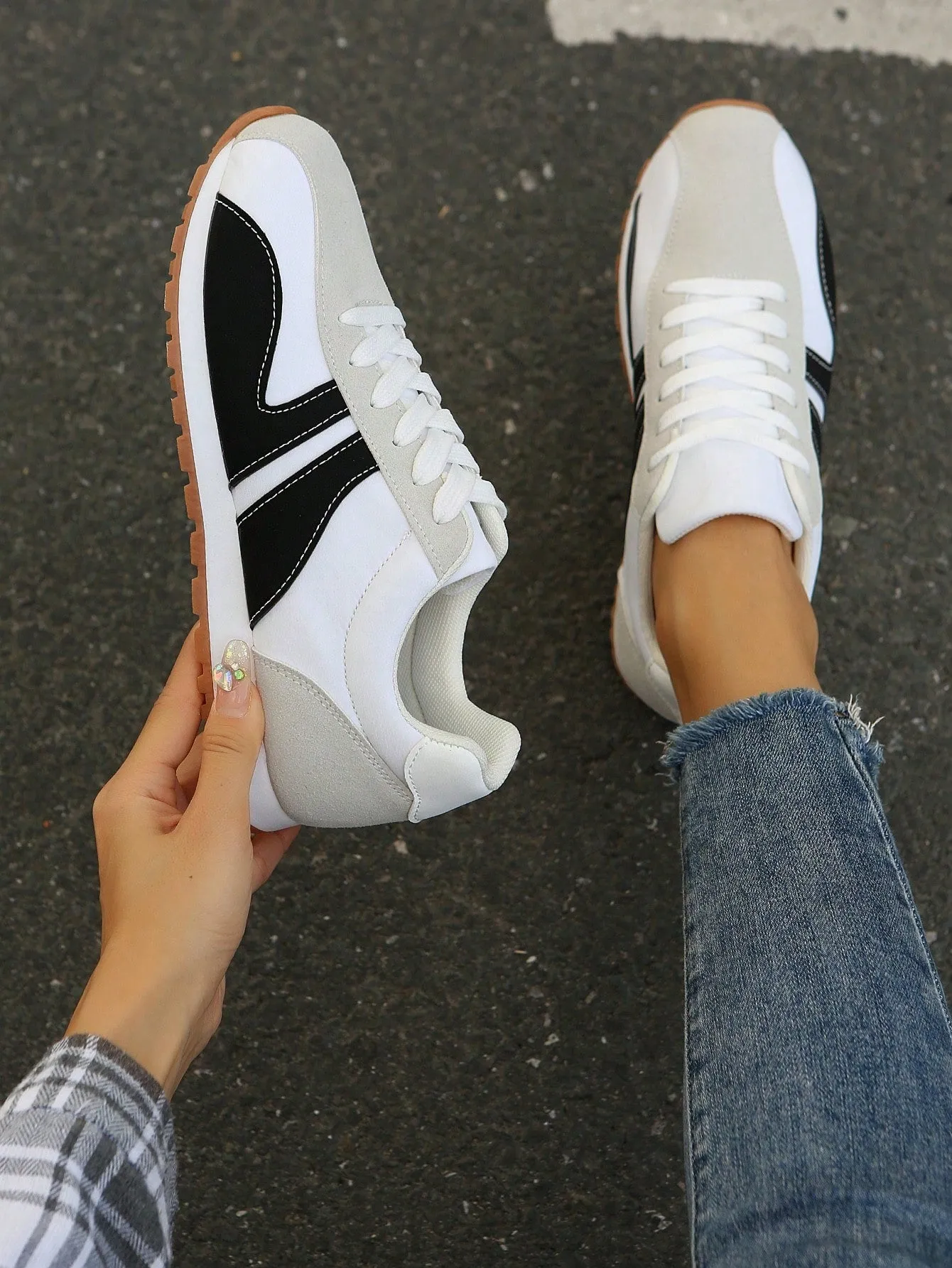 Women Plush Patchwork Lace-Up Front Thick Sports Shoes, New Lightweight Thick Sole Casual Sneakers,Outdoor Sports Style Student Shoes For Spring Autumn