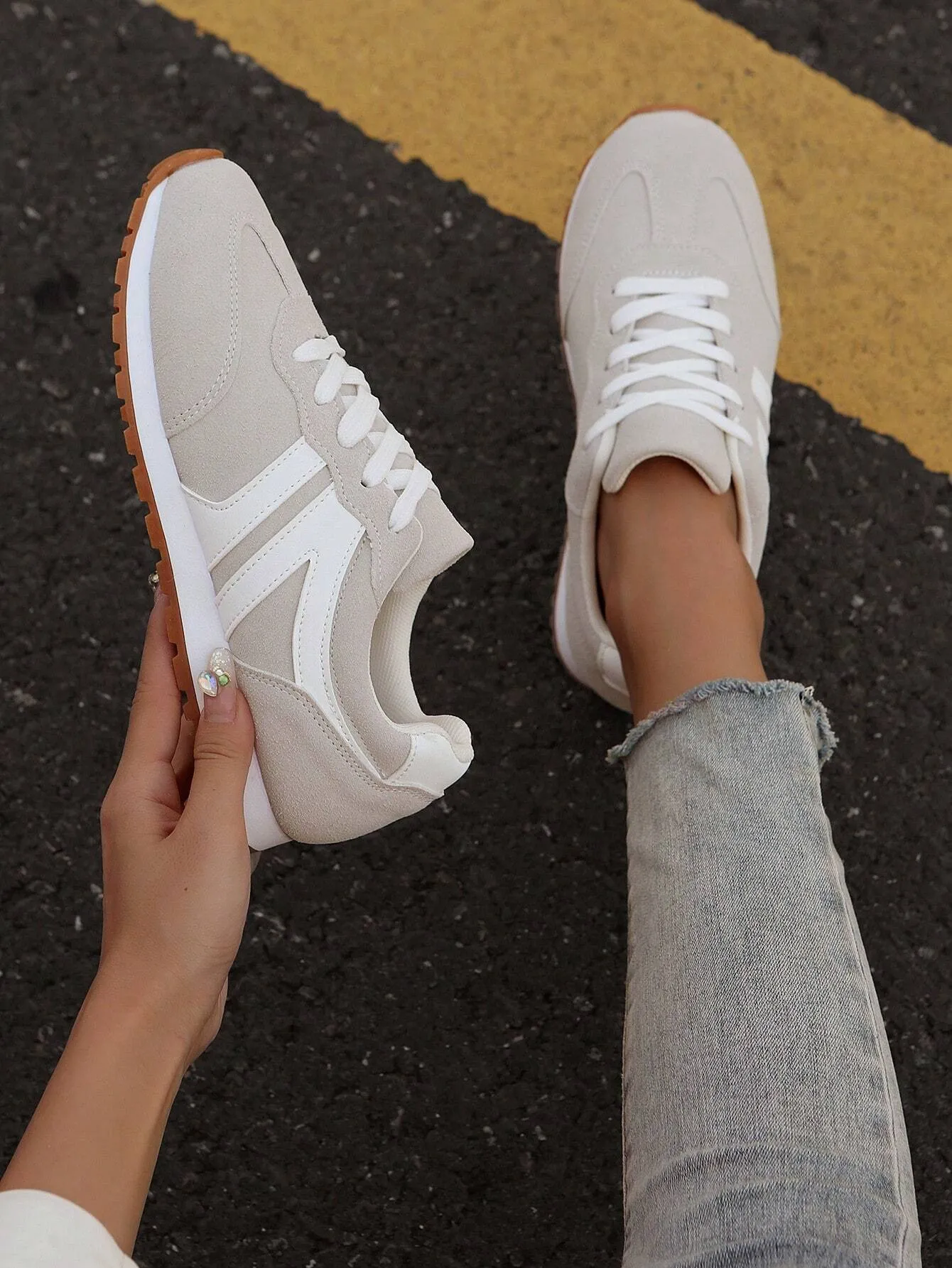 Women Plush Patchwork Lace-Up Front Thick Sports Shoes, New Lightweight Thick Sole Casual Sneakers,Outdoor Sports Style Student Shoes For Spring Autumn