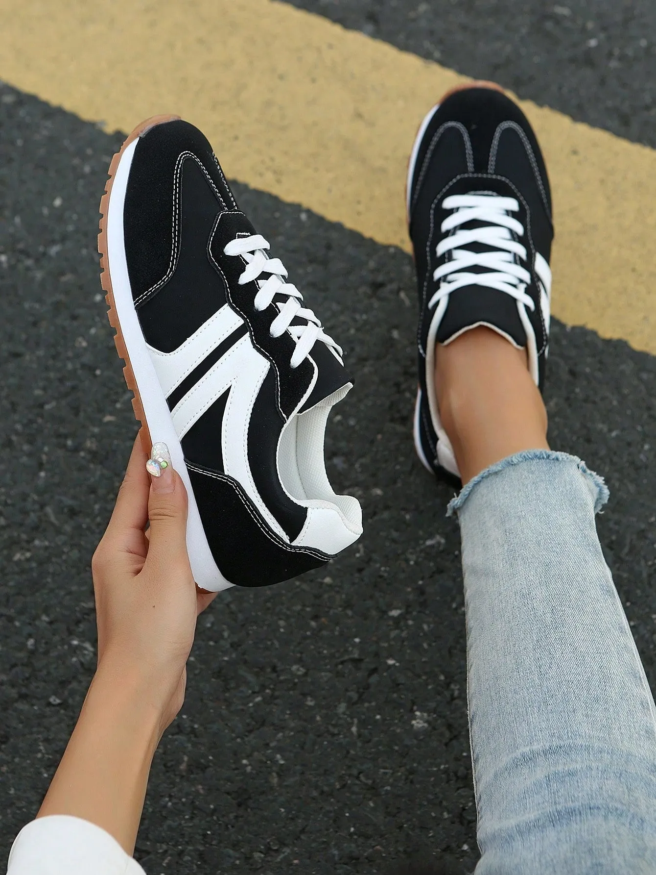 Women Plush Patchwork Lace-Up Front Thick Sports Shoes, New Lightweight Thick Sole Casual Sneakers,Outdoor Sports Style Student Shoes For Spring Autumn