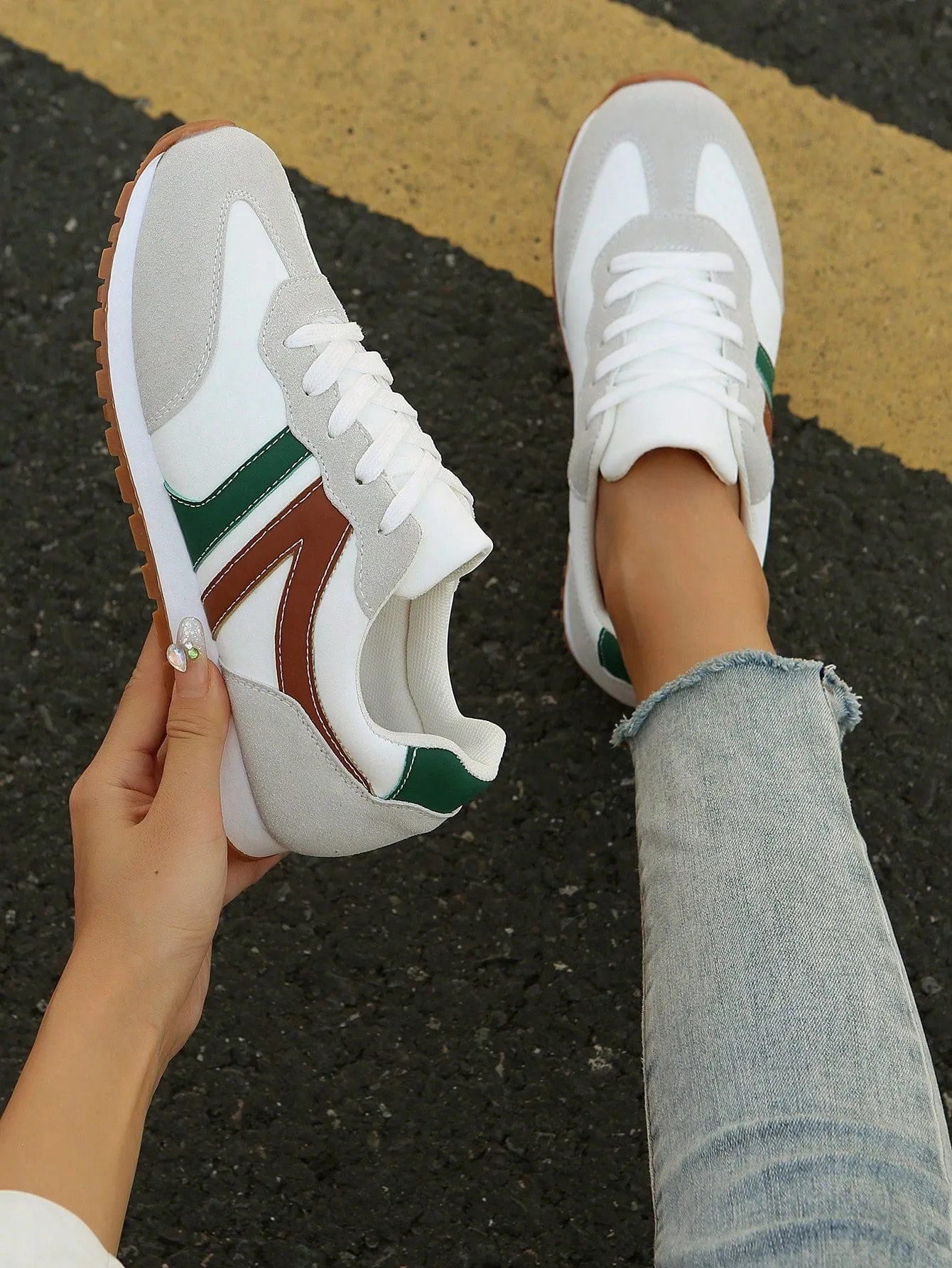 Women Plush Patchwork Lace-Up Front Thick Sports Shoes, New Lightweight Thick Sole Casual Sneakers,Outdoor Sports Style Student Shoes For Spring Autumn