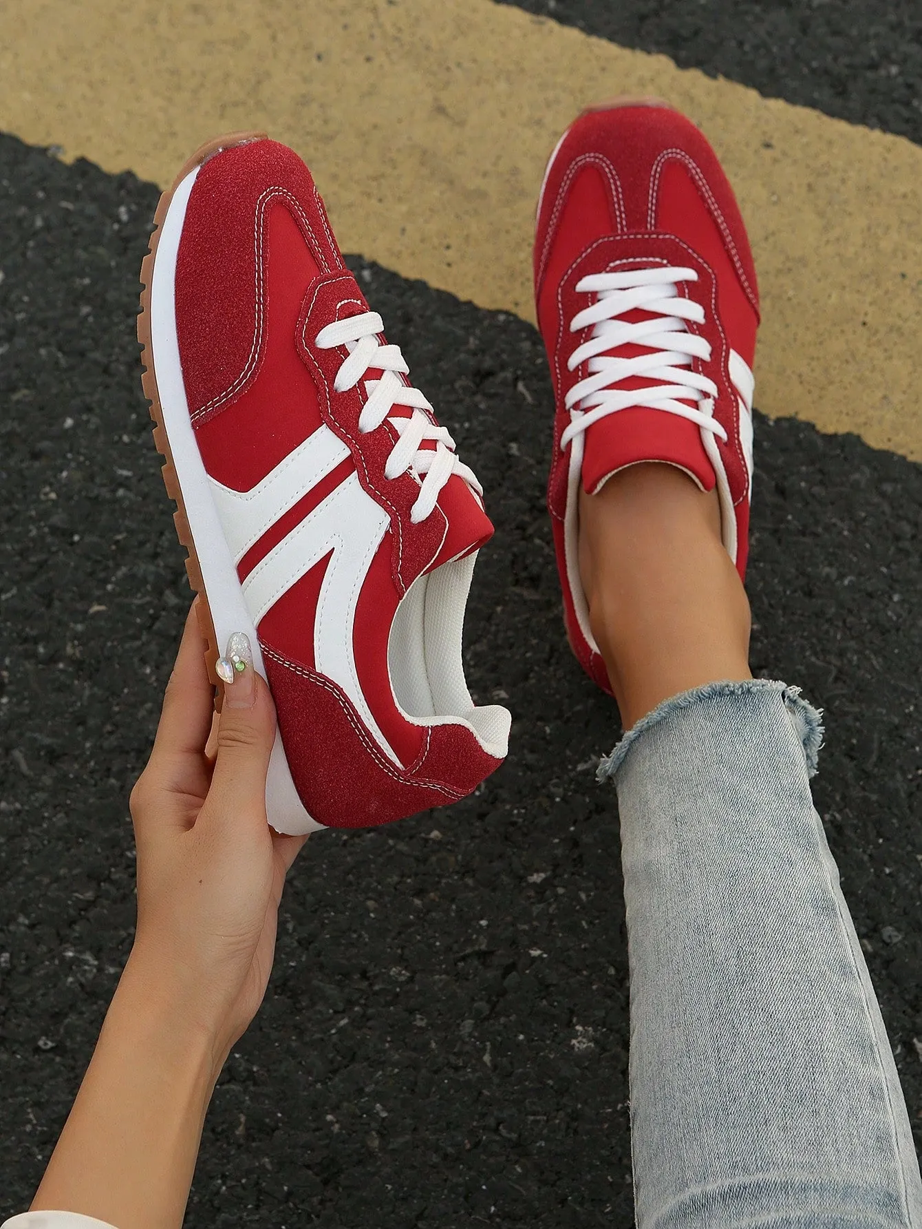 Women Plush Patchwork Lace-Up Front Thick Sports Shoes, New Lightweight Thick Sole Casual Sneakers,Outdoor Sports Style Student Shoes For Spring Autumn