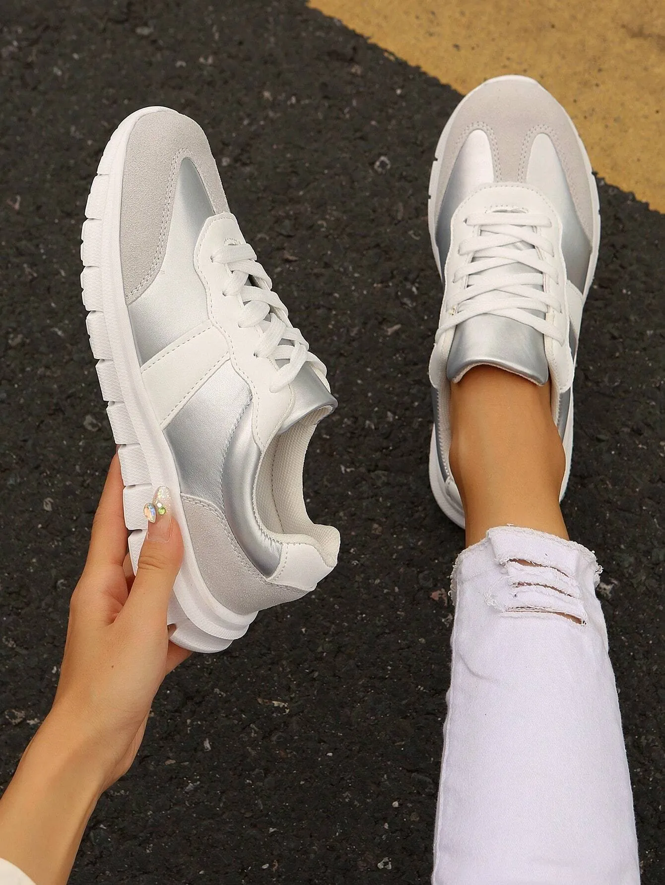 Women Plush Patchwork Lace-Up Front Thick Sports Shoes, New Lightweight Thick Sole Casual Sneakers,Outdoor Sports Style Student Shoes For Spring Autumn