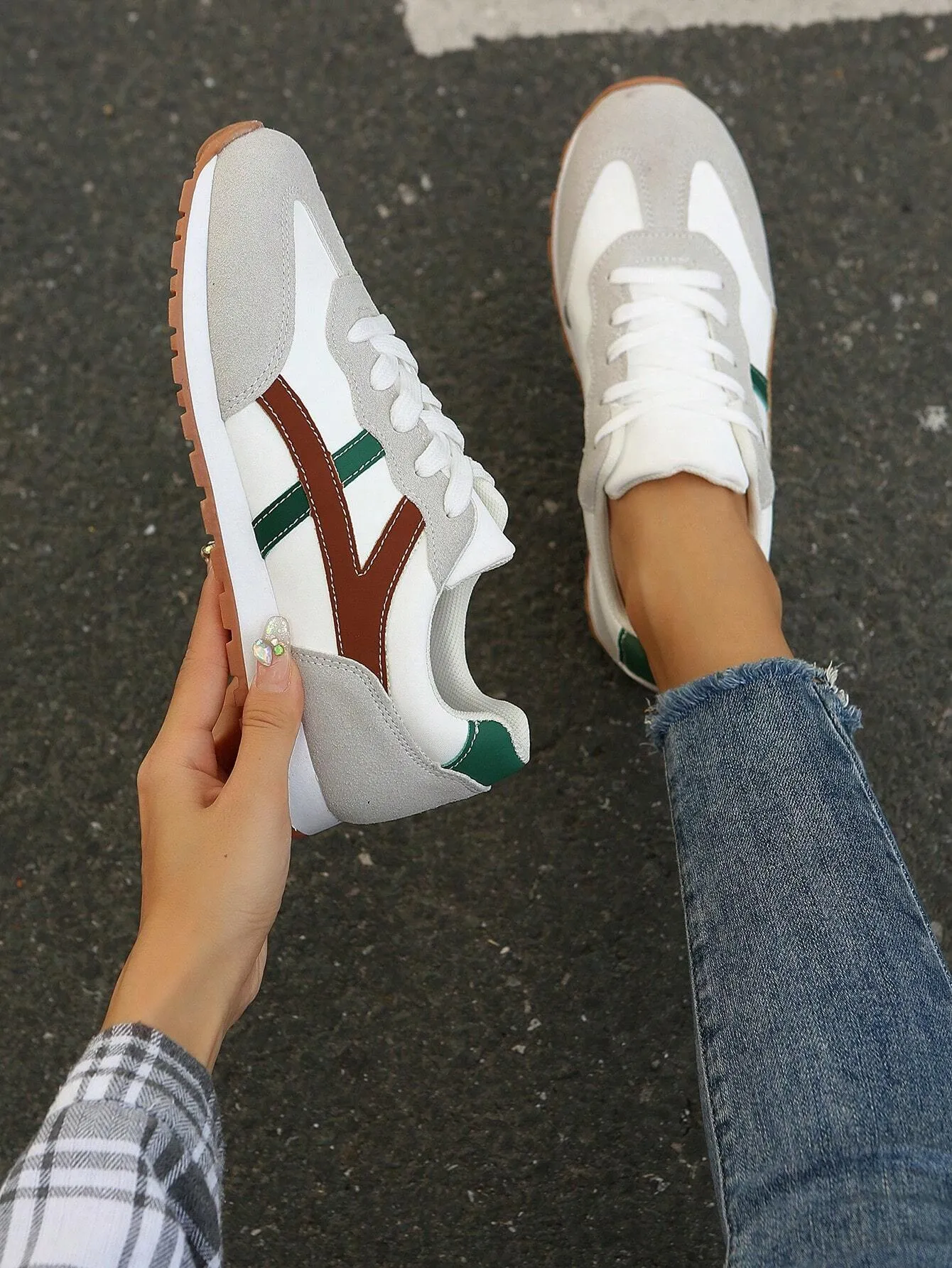Women Plush Patchwork Lace-Up Front Thick Sports Shoes, New Lightweight Thick Sole Casual Sneakers,Outdoor Sports Style Student Shoes For Spring Autumn