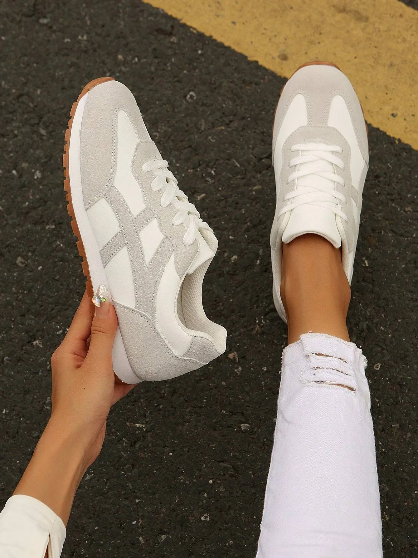 Women Plush Patchwork Lace-Up Front Thick Sports Shoes, New Lightweight Thick Sole Casual Sneakers,Outdoor Sports Style Student Shoes For Spring Autumn