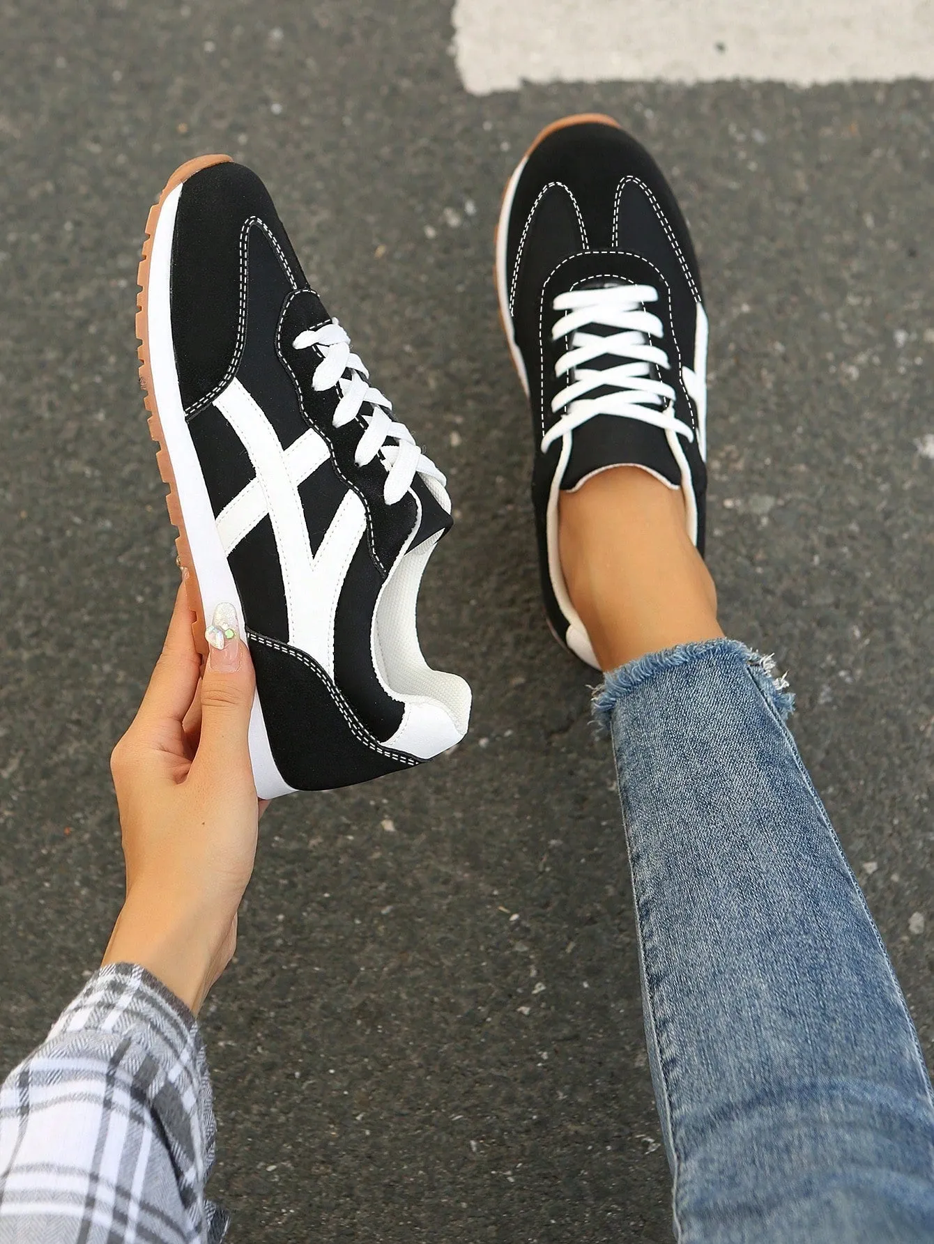 Women Plush Patchwork Lace-Up Front Thick Sports Shoes, New Lightweight Thick Sole Casual Sneakers,Outdoor Sports Style Student Shoes For Spring Autumn