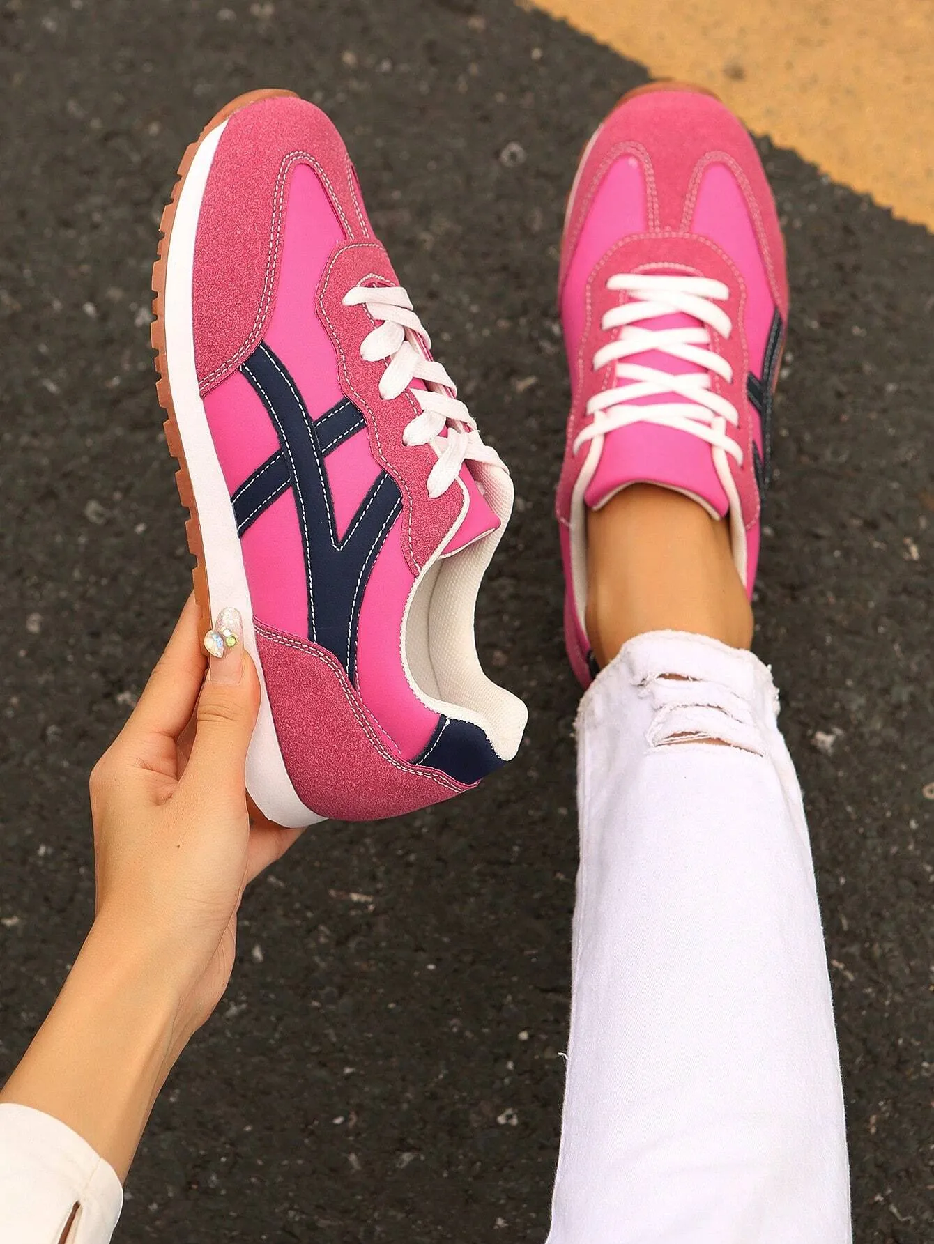 Women Plush Patchwork Lace-Up Front Thick Sports Shoes, New Lightweight Thick Sole Casual Sneakers,Outdoor Sports Style Student Shoes For Spring Autumn