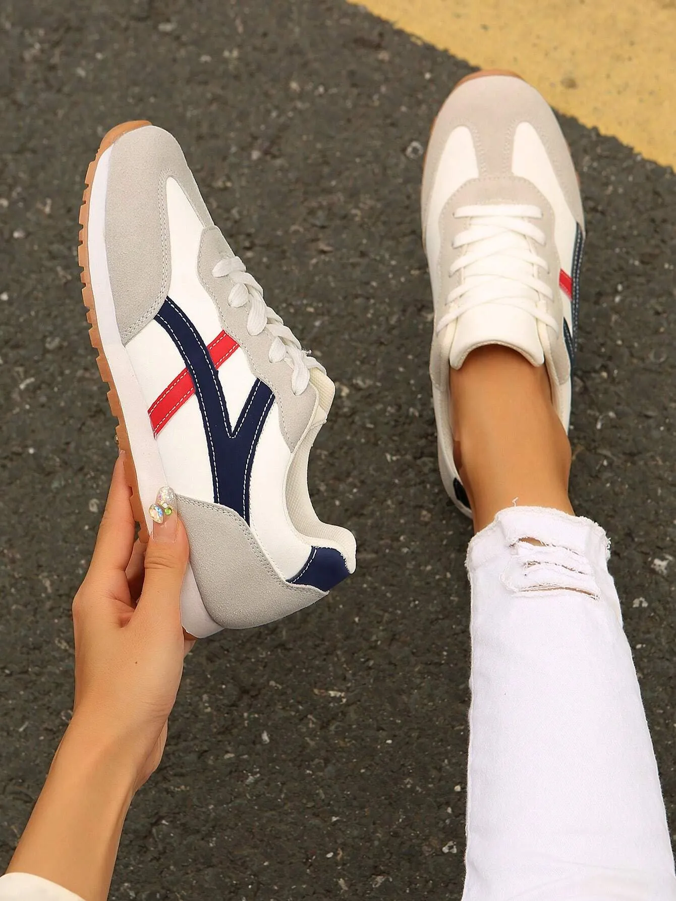 Women Plush Patchwork Lace-Up Front Thick Sports Shoes, New Lightweight Thick Sole Casual Sneakers,Outdoor Sports Style Student Shoes For Spring Autumn