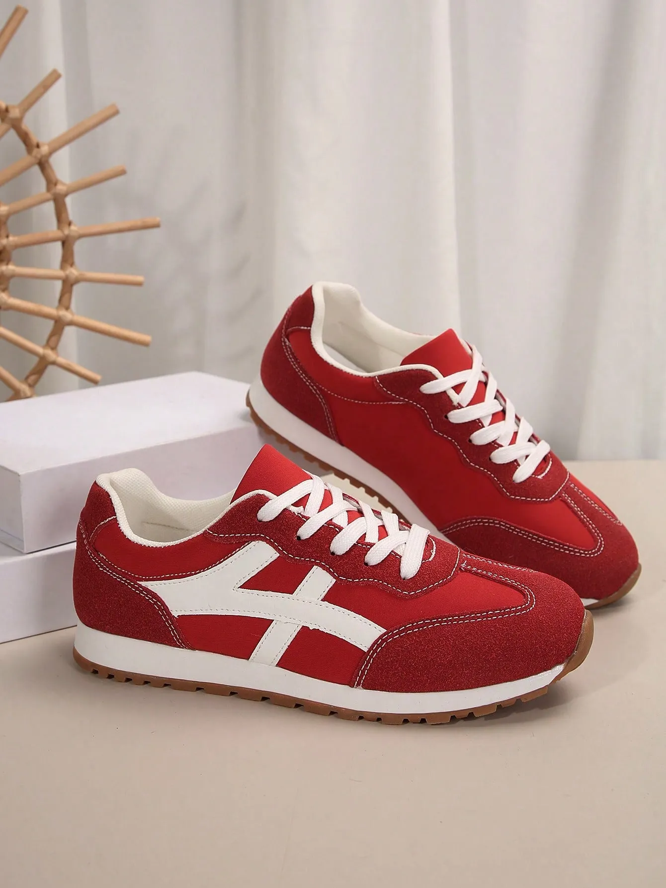 Women Plush Patchwork Lace-Up Front Thick Sports Shoes, New Lightweight Thick Sole Casual Sneakers,Outdoor Sports Style Student Shoes For Spring Autumn