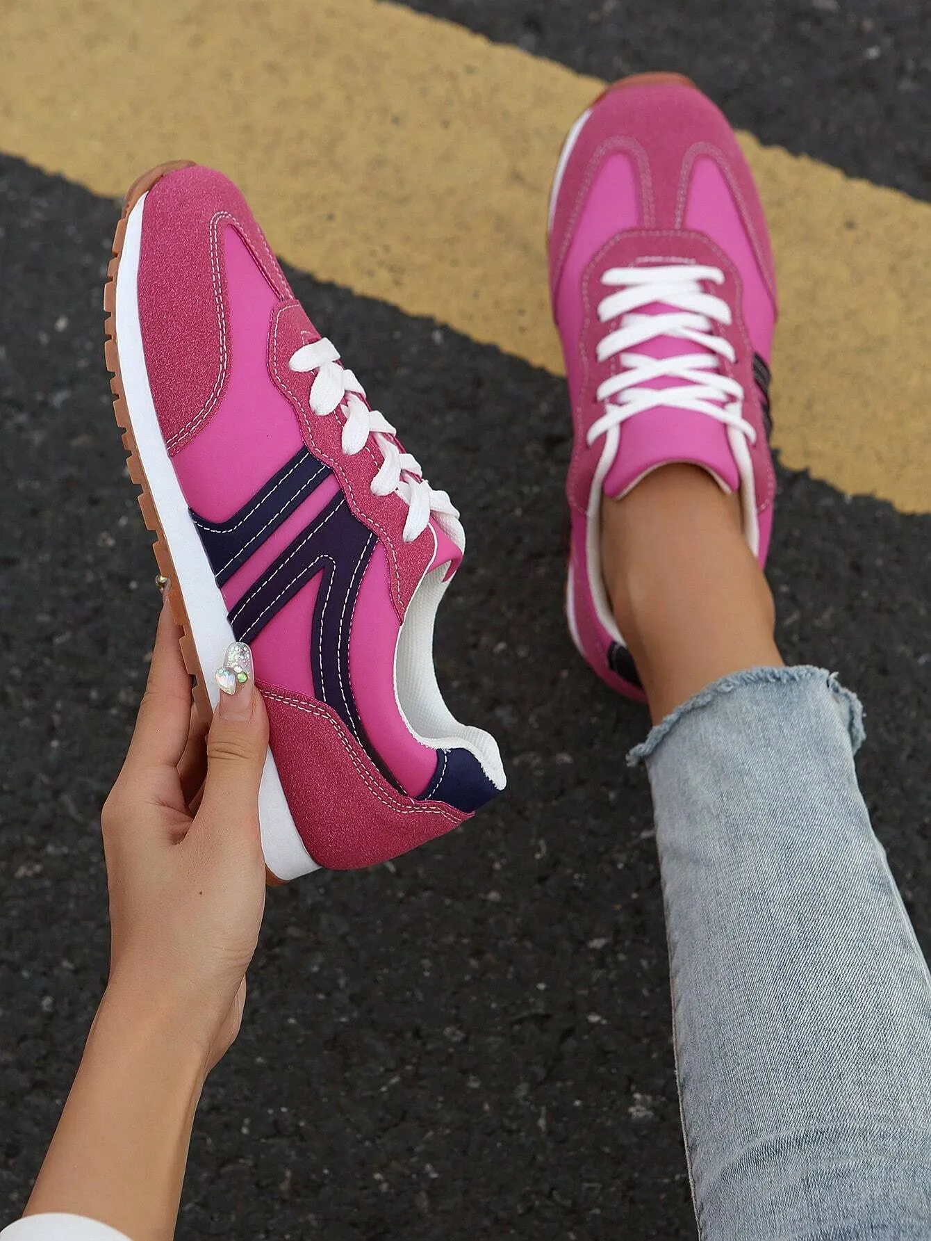 Women Plush Patchwork Lace-Up Front Thick Sports Shoes, New Lightweight Thick Sole Casual Sneakers,Outdoor Sports Style Student Shoes For Spring Autumn